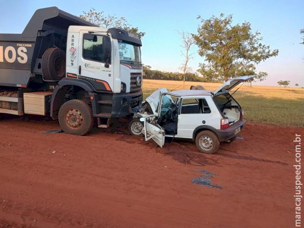 Ultrapassagem e poeira na estrada causam acidente entre carro e caminhão na MS-395 Ultrapassagem e poeira na estrada causam acidente entre carro e caminhão na MS-395