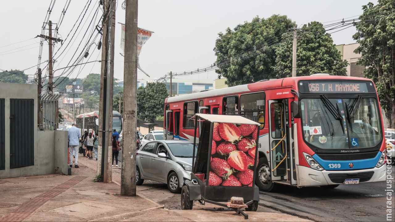 Acidente entre ônibus e carro deixa trânsito lento na Avenida Ceará Acidente entre ônibus e carro deixa trânsito lento na Avenida Ceará