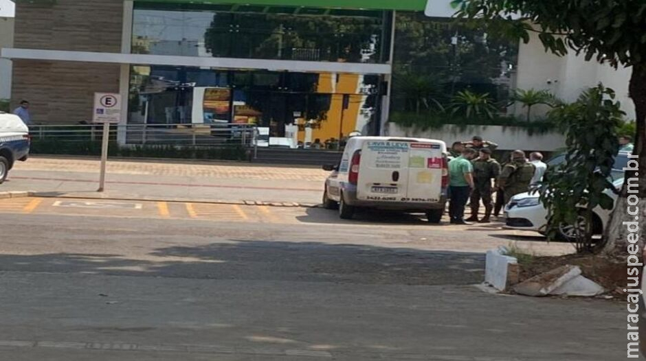 Bandidos roubam malote com R$ 23,6 mil de funcionários de posto em Ponta Porã Bandidos roubam malote com R$ 23,6 mil de funcionários de posto em Ponta Porã