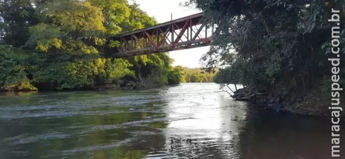 Bombeiros fazem buscas por homem desaparecido no rio de Água Clara Bombeiros fazem buscas por homem desaparecido no rio de Água Clara