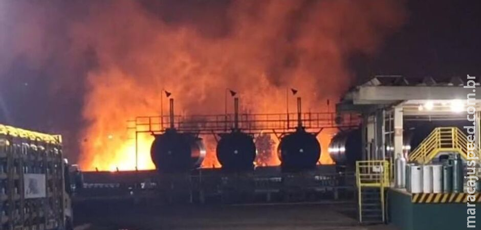 Bombeiros são mobilizados para combater incêndio em terreno próximo da Copagaz Bombeiros são mobilizados para combater incêndio em terreno próximo da Copagaz