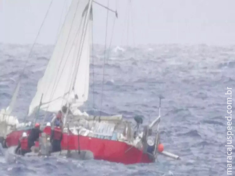 Capitão morre em barco e mãe e menina de 7 anos precisam ser resgatadas no mar Capitão morre em barco e mãe e menina de 7 anos precisam ser resgatadas no mar