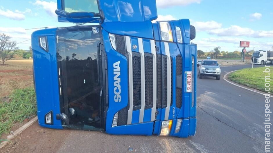 Carreta carregada de carne tomba ao contornar rotatória na BR-267 em Nova Andradina Carreta carregada de carne tomba ao contornar rotatória na BR-267 em Nova Andradina