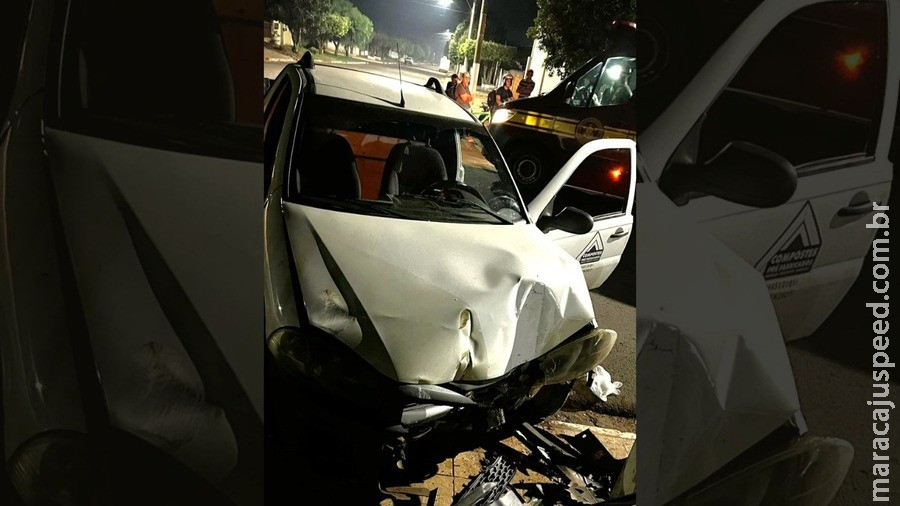 Carro bate em poste e motorista é socorrido desorientado e ferido em Ivinhema Carro bate em poste e motorista é socorrido desorientado e ferido em Ivinhema