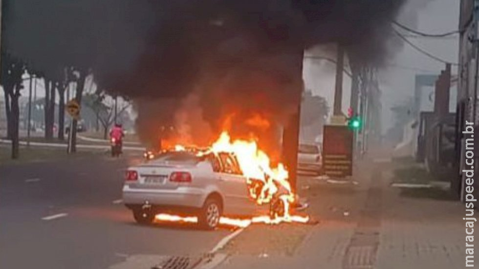 Carro bate em poste e pega fogo em avenida de Campo Grande Carro bate em poste e pega fogo em avenida de Campo Grande