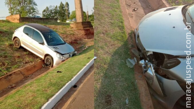 Carro cai em declínio depois de ser Carro cai em declínio depois de ser