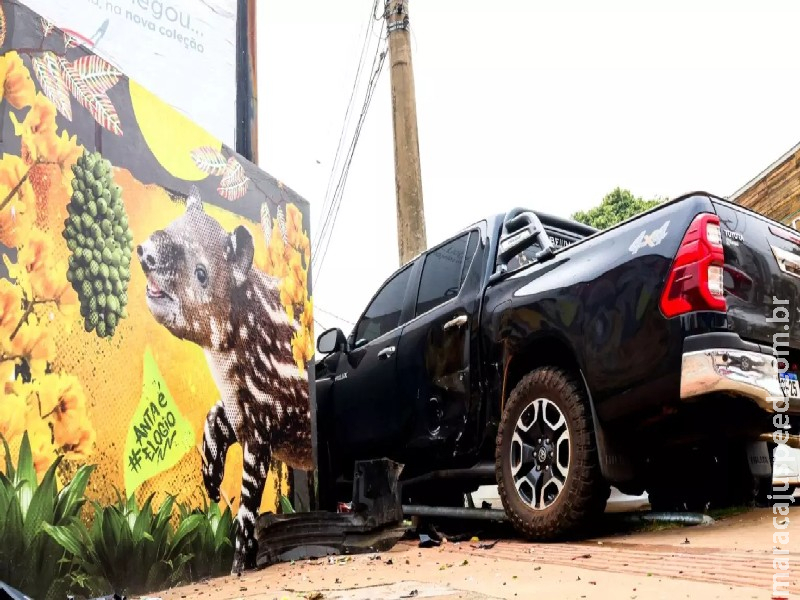 Carro de aplicativo bate em árvore e Hilux em poste após acidente na Afonso Pena em Campo Grande Carro de aplicativo bate em árvore e Hilux em poste após acidente na Afonso Pena em Campo Grande