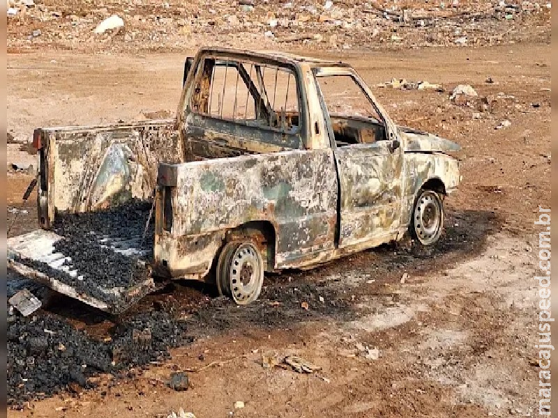 Carro pega fogo e fica completamente destruído próximo a lixão em Aquidauana Carro pega fogo e fica completamente destruído próximo a lixão em Aquidauana