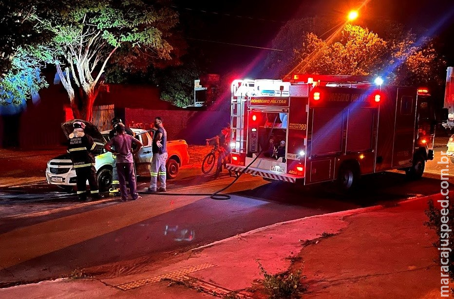 Carro sofre pane elétrica e pega fogo em Ivinhema Carro sofre pane elétrica e pega fogo em Ivinhema
