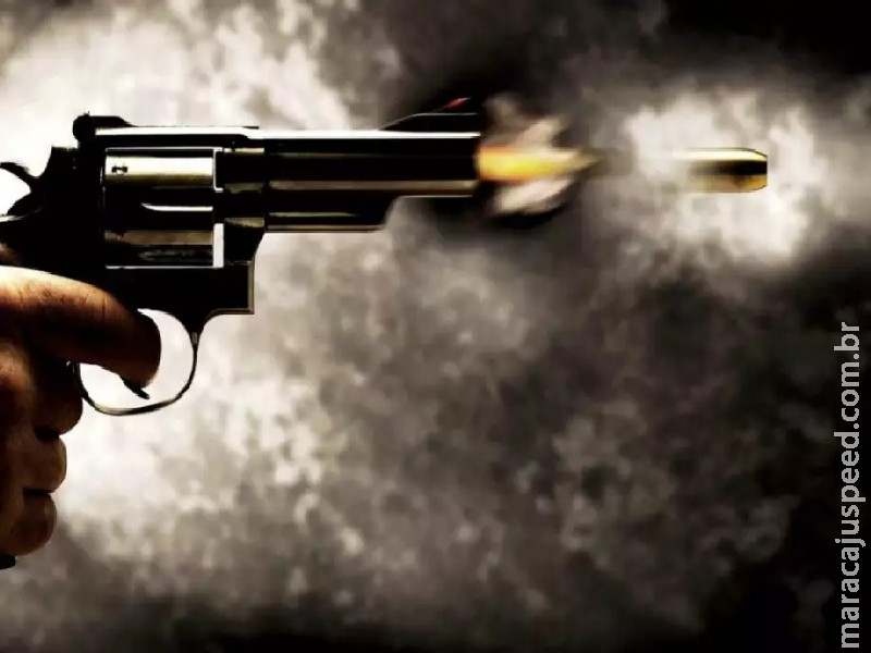 Com ciúmes da esposa, homem é preso com armas após ameaçar convidados e atirar durante festa no Tiradentes Com ciúmes da esposa, homem é preso com armas após ameaçar convidados e atirar durante festa no Tiradentes