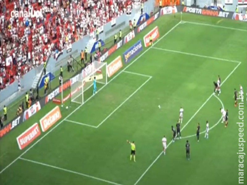 Com dois jogadores a mais, São Paulo vence e Corinthians segue na zona de rebaixamento Com dois jogadores a mais, São Paulo vence e Corinthians segue na zona de rebaixamento