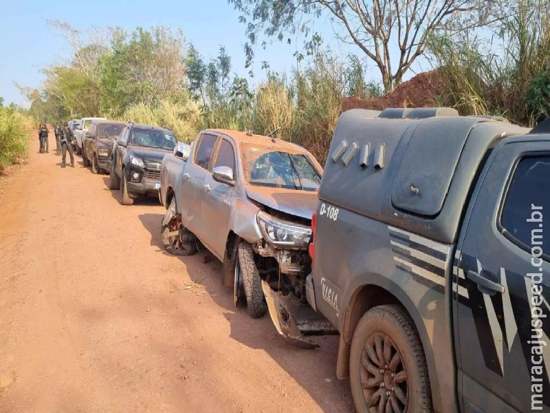 Comboio de caminhonetes com mais de 6 toneladas de drogas é interceptado na fronteira Comboio de caminhonetes com mais de 6 toneladas de drogas é interceptado na fronteira