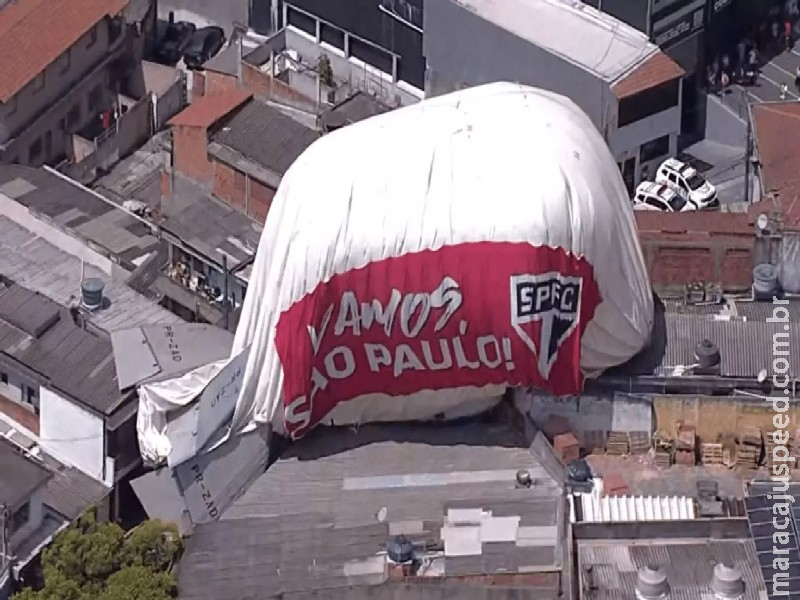 Dirigível personalizado do São Paulo cai em Osasco e deixa uma pessoa ferida Dirigível personalizado do São Paulo cai em Osasco e deixa uma pessoa ferida