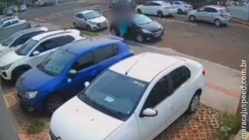 Espertinha é flagrada trocando retrovisor quebrado por novo de desconhecida