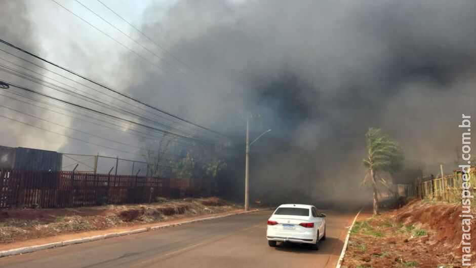 Ferro-velho é tomado por incêndio na Vila Albuquerque Ferro-velho é tomado por incêndio na Vila Albuquerque