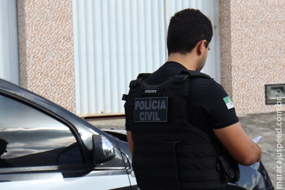 Homem é preso após tentar matar a irmã com uma garfada na cabeça Homem é preso após tentar matar a irmã com uma garfada na cabeça