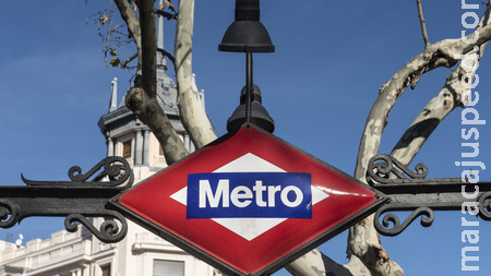 Homem é preso por espancar bebê da namorada à saída do metrô em Madrid Homem é preso por espancar bebê da namorada à saída do metrô em Madrid