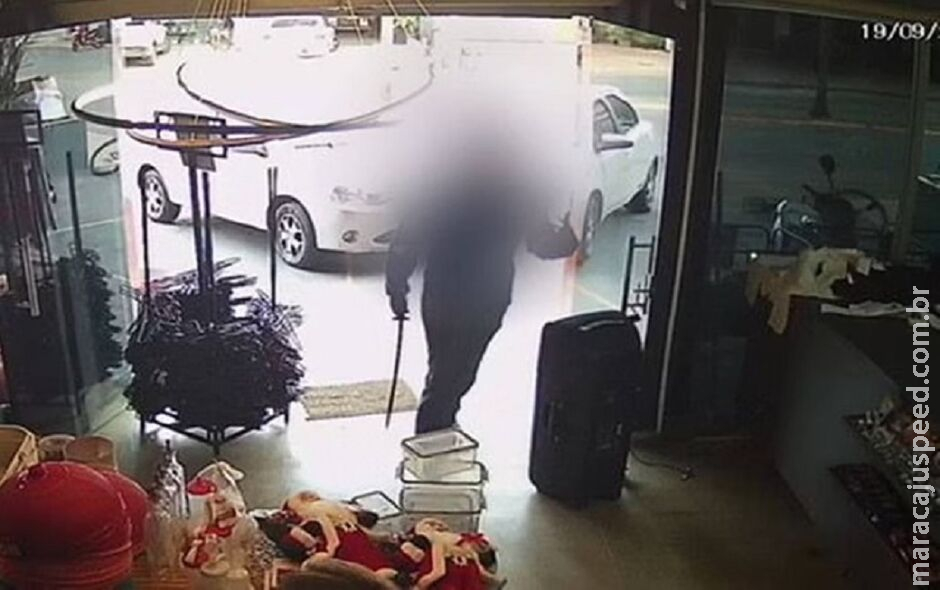 Homem mata namorada com "espada ninja" e é preso em flagrante