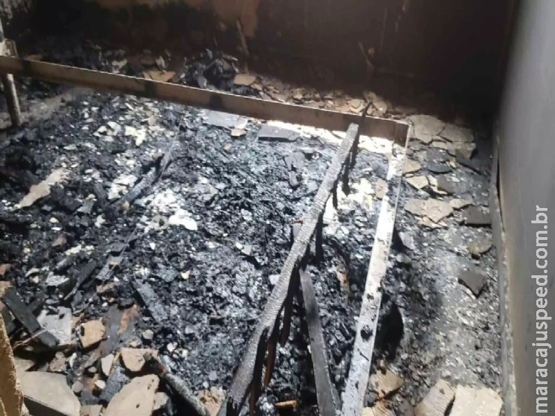 Incêndio atinge apartamento com crianças e quarto fica destruído no Jardim Centro Oeste Incêndio atinge apartamento com crianças e quarto fica destruído no Jardim Centro Oeste