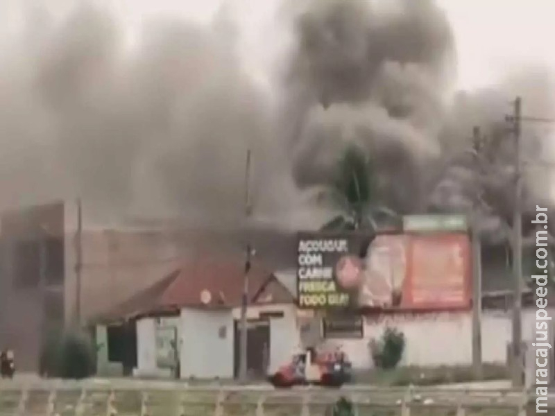 Incêndio de grandes proporções mobiliza Corpo de Bombeiros em Campo Grande Incêndio de grandes proporções mobiliza Corpo de Bombeiros em Campo Grande