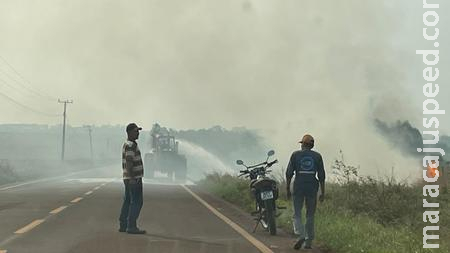 Incêndio na BR-258 em Sidrolândia paralisa trânsito e mobiliza moradores Incêndio na BR-258 em Sidrolândia paralisa trânsito e mobiliza moradores