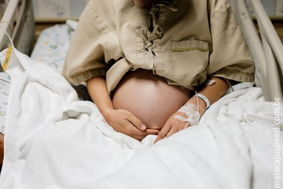 Jovem sofre aborto e é obrigada a ficar 8 dias com feto morto no útero Jovem sofre aborto e é obrigada a ficar 8 dias com feto morto no útero