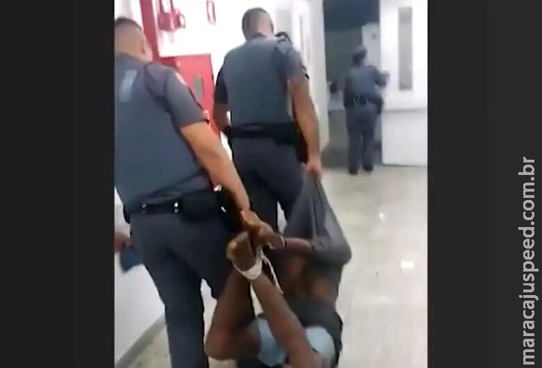 Justiça militar absolve policiais que tinham levado homem amarrado Justiça militar absolve policiais que tinham levado homem amarrado