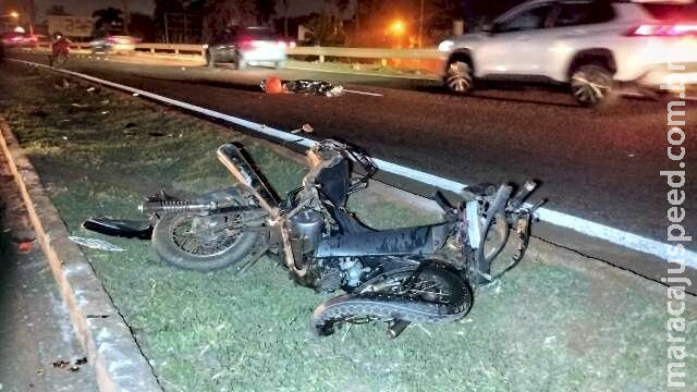 Motociclista é arremessada ao colidir com Hilux e morre entre Dourados e Caarapó na BR-163 Motociclista é arremessada ao colidir com Hilux e morre entre Dourados e Caarapó na BR-163