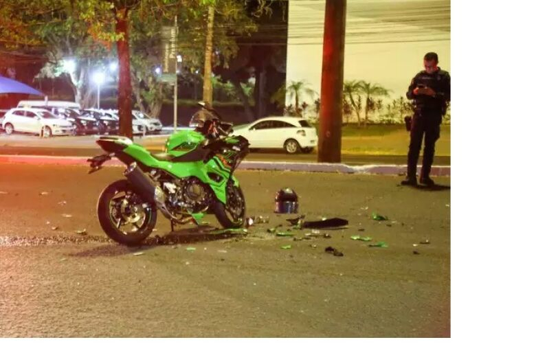Motociclista é socorrido em estado grave ao colidir com pick-up Motociclista é socorrido em estado grave ao colidir com pick-up