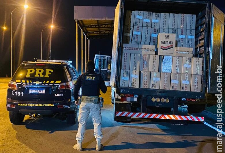 Motorista foge da polícia e abandona 250 mil maços de cigarro em caminhão Motorista foge da polícia e abandona 250 mil maços de cigarro em caminhão