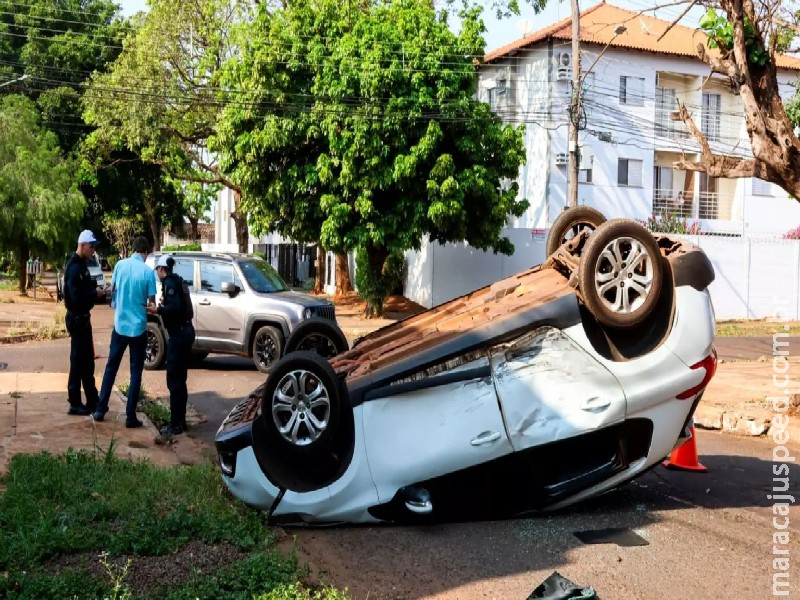 Motorista fura preferencial e provoca capotamento no Tiradentes em Campo Grande Motorista fura preferencial e provoca capotamento no Tiradentes em Campo Grande