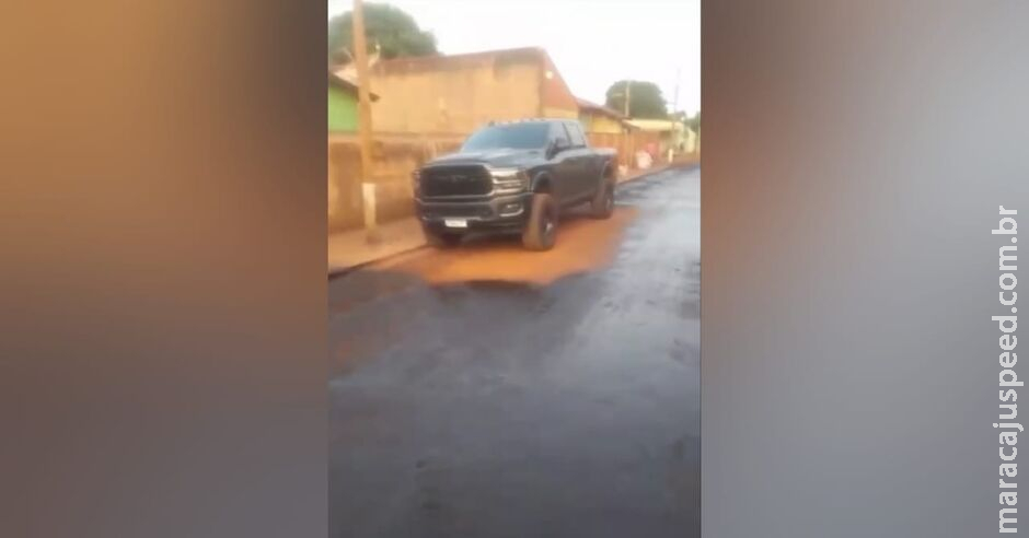 Motorista recusa tirar veículo e causa treta em obra de recapeamento em Sidrolândia Motorista recusa tirar veículo e causa treta em obra de recapeamento em Sidrolândia