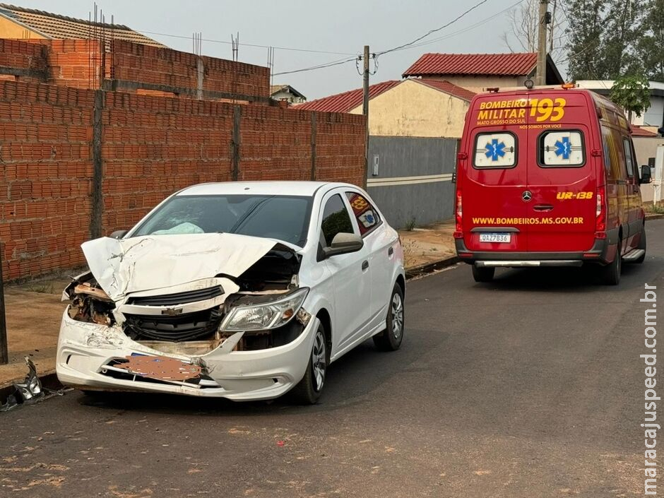 Mulher fica ferida após bater carro em carreta estacionada em Nova Andradina Mulher fica ferida após bater carro em carreta estacionada em Nova Andradina