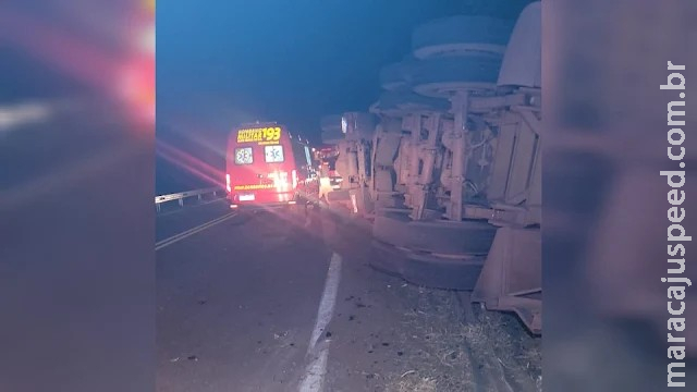 Pneu estoura, caminhoneiro perde controle e carreta de carvão tomba na MS-339, em Miranda Pneu estoura, caminhoneiro perde controle e carreta de carvão tomba na MS-339, em Miranda