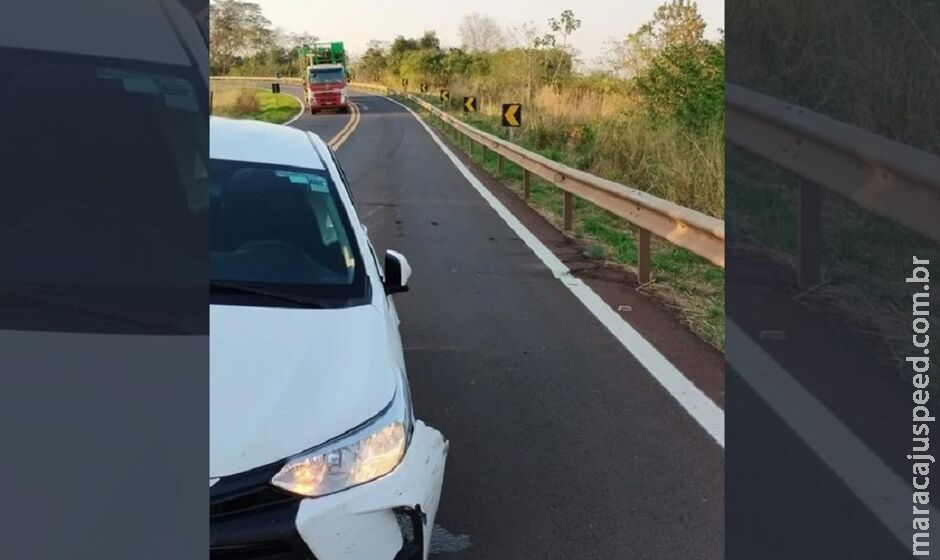 Roda se solta e carro bate em guard rail na MS-040 Roda se solta e carro bate em guard rail na MS-040
