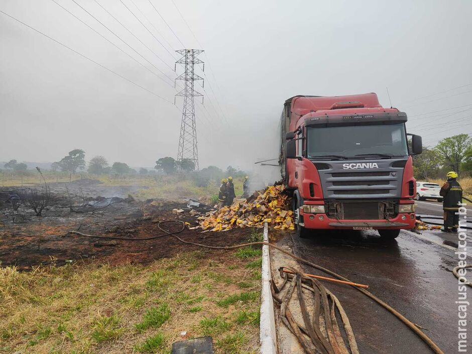 Sistema de freio falha e caminhão pega fogo na BR-262, saída para Três Lagoas Sistema de freio falha e caminhão pega fogo na BR-262, saída para Três Lagoas