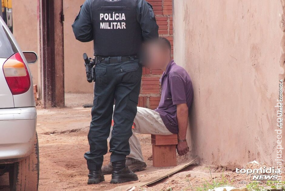 Suspeito de invadir casa quebra telhado fugindo de vigilante