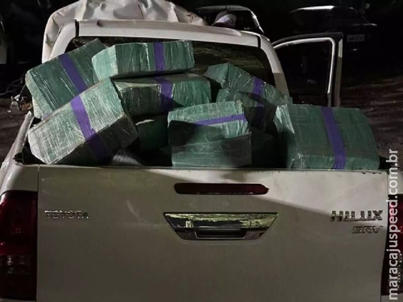 Traficantes tombam caminhonete lotada de maconha no anel viário de Ponta Porã Traficantes tombam caminhonete lotada de maconha no anel viário de Ponta Porã