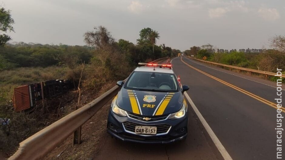 Três dias após acidente, carreta continua tombada às margens da BR 163, em Douradina Três dias após acidente, carreta continua tombada às margens da BR 163, em Douradina