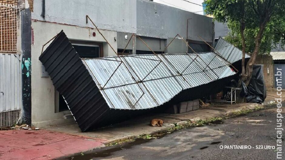 Ventania derruba fachada de empresas em Aquidauana Ventania derruba fachada de empresas em Aquidauana