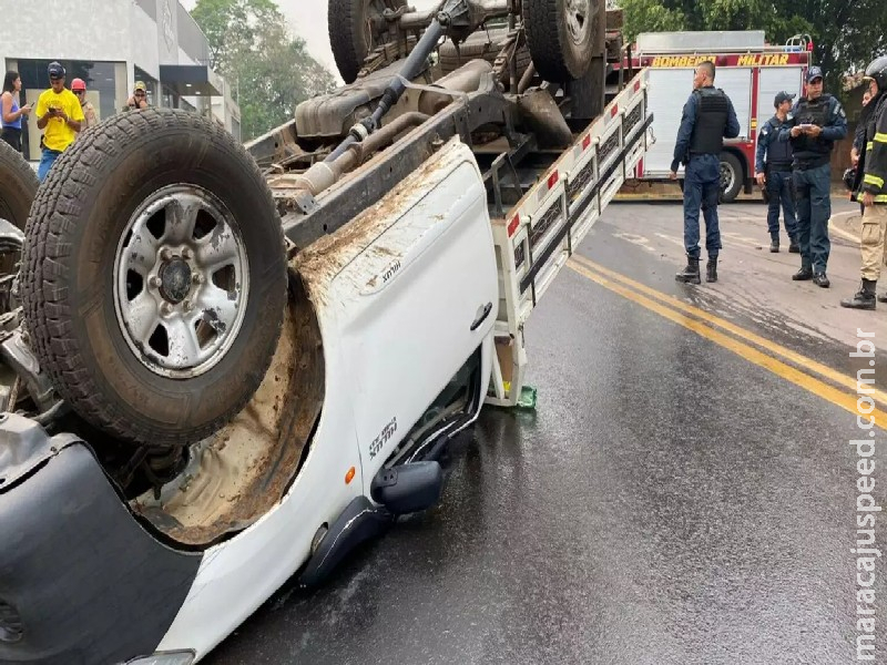 Acidente em cruzamento acaba com caminhonete capotada e dois feridos em MS Acidente em cruzamento acaba com caminhonete capotada e dois feridos em MS