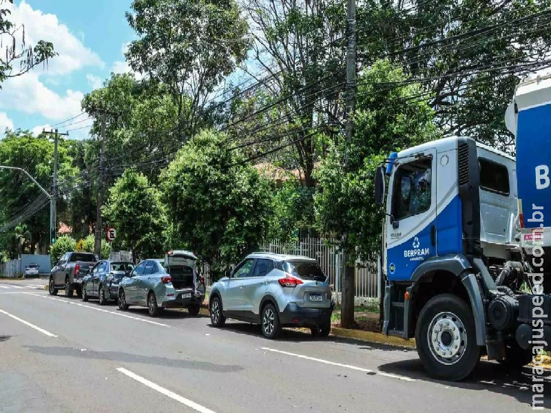 Acidente entre carro e caminhão gera engavetamento na Avenida Mato Grosso Acidente entre carro e caminhão gera engavetamento na Avenida Mato Grosso