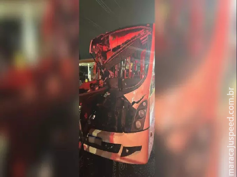 Acidente entre dois ônibus deixa 40 feridos na Rodovia Presidente Dutra, em SP Acidente entre dois ônibus deixa 40 feridos na Rodovia Presidente Dutra, em SP