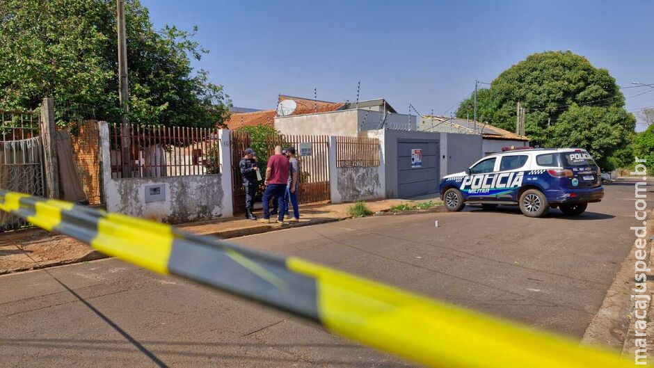 Adolescente confessa que começou a esfaquear a mãe enquanto ela dormia Adolescente confessa que começou a esfaquear a mãe enquanto ela dormia