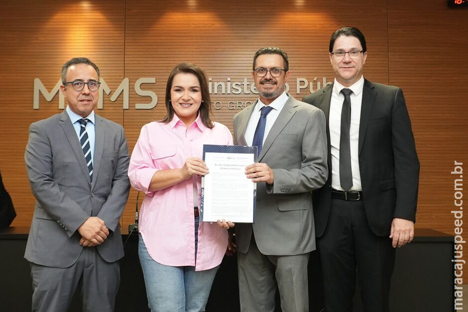 Adriane assina compromisso com a Primeira Infância e promete zerar filas nas EMEI Adriane assina compromisso com a Primeira Infância e promete zerar filas nas EMEI