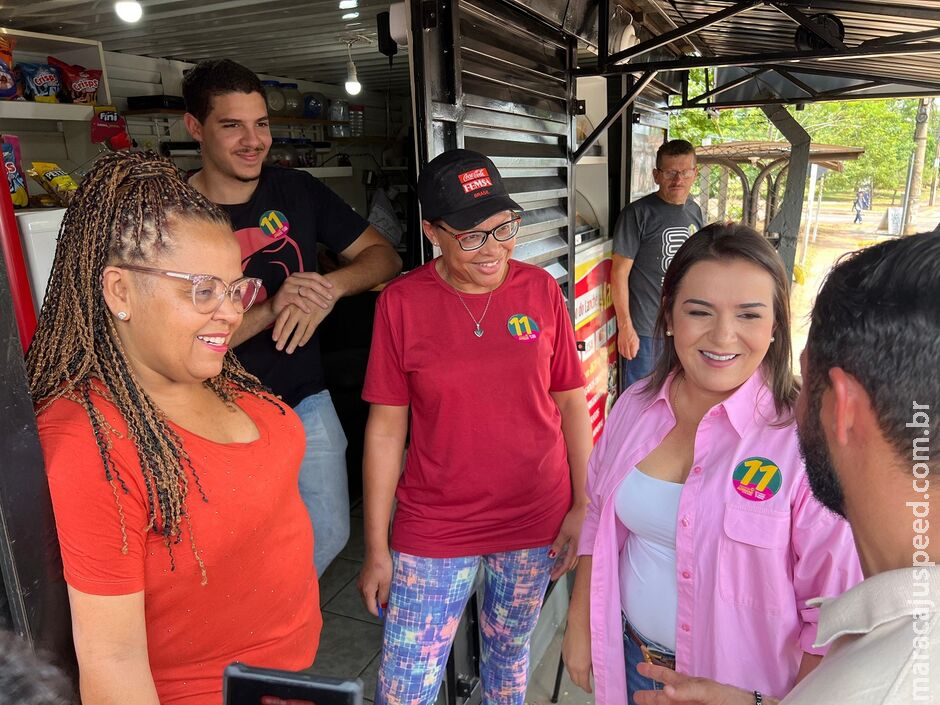 Adriane mostra conquistas e propostas a moradores do Maria Aparecida Pedrossian Adriane mostra conquistas e propostas a moradores do Maria Aparecida Pedrossian