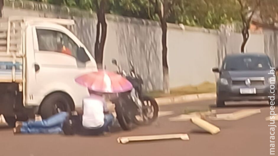 Aguardando socorro, testemunhas armam guarda-sol para motociclista acidentado no Monte Castelo Aguardando socorro, testemunhas armam guarda-sol para motociclista acidentado no Monte Castelo