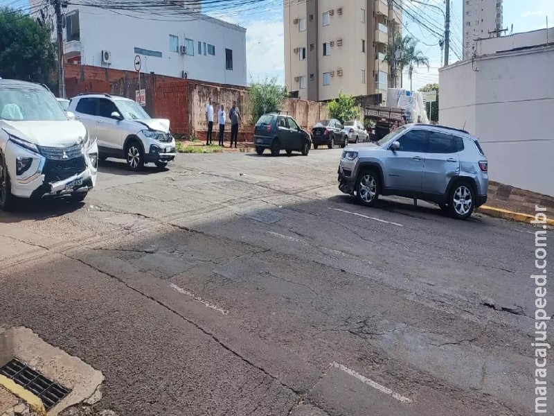 Ao invadir preferencial, motorista causa acidente entre três veículos na Rua 25 de Dezembro Ao invadir preferencial, motorista causa acidente entre três veículos na Rua 25 de Dezembro