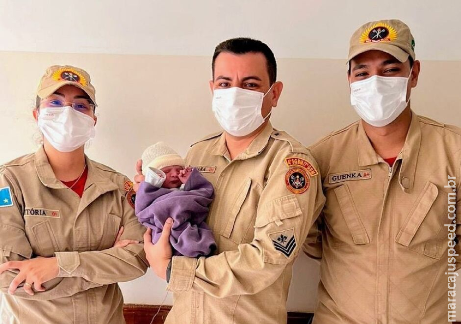 Bombeiros são acionados em rodovia e bebê nasce dentro de carro em Caarapó Bombeiros são acionados em rodovia e bebê nasce dentro de carro em Caarapó