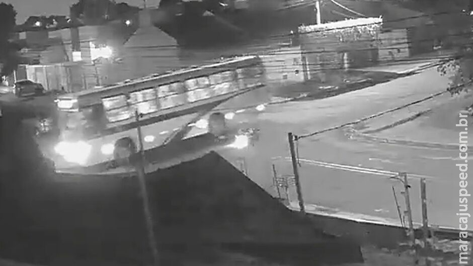 Câmera flagrou momento em que motociclista morto no Jd. Monumento bate em ônibus 